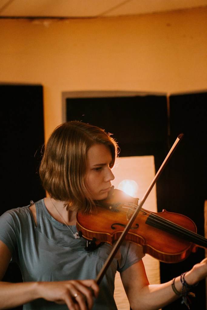 Violinist getting ready to play